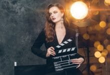moteris filmavimo aikštelėje