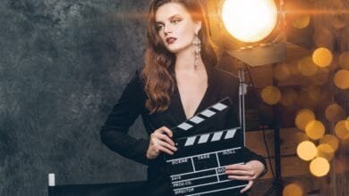 moteris filmavimo aikštelėje