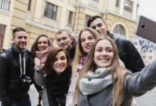mergina su draugais gatvėje