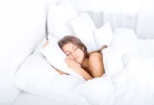 mergina saldžiai miega tarp pagalvių