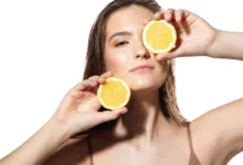 mergina priglaudusi citriną prie akies
