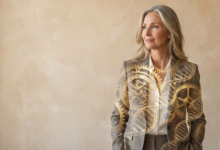 elegantiška 50 metų moteris prie sienos