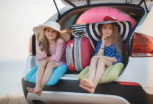 mergaitės sėdi automobilyje