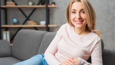 pusamžė moteris šypsosi
