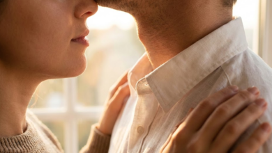 moters nosies galiukas ir lūpos beveik liečia vyro kaklo link