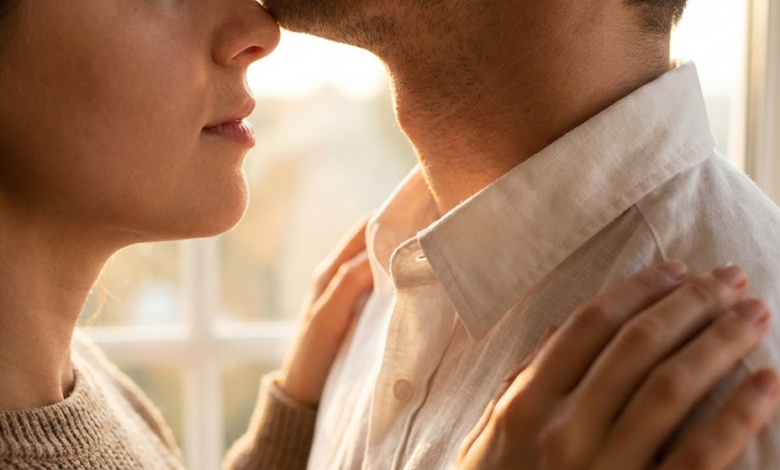 moters nosies galiukas ir lūpos beveik liečia vyro kaklo link