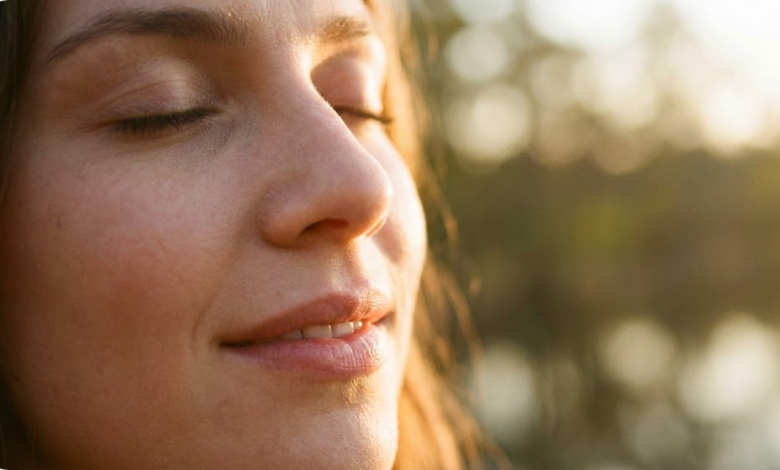 Moters veidas stambiu planu, akys užmerktos, lūpos švelniai praviros, pasiruošusios bučiniui