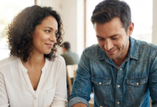 moteris su šypsena žvelgia į vyrą