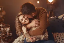 meili pora sėdi kartu apsikabinusi