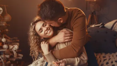 meili pora sėdi kartu apsikabinusi