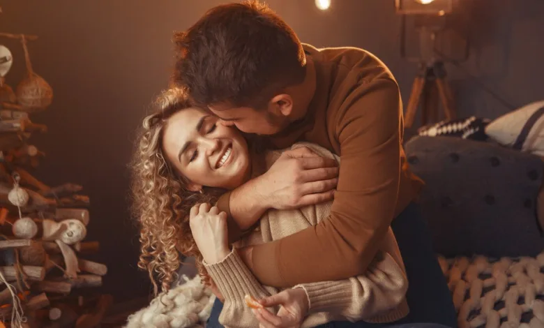 meili pora sėdi kartu apsikabinusi