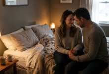 pora sėdi jaukiai ant lovos miegamajame