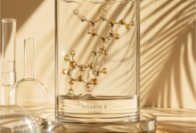 Abstrakti švytinti vitamino D molekulės struktūra laboratoriniame stikle saulėtame fone