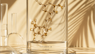 Abstrakti švytinti vitamino D molekulės struktūra laboratoriniame stikle saulėtame fone