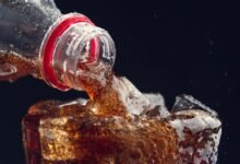 kola pilama į stiklinę