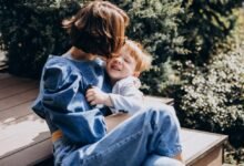 mama sėdi ant laiptų su vaiku