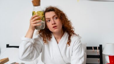 mergina laiko vandens butelį