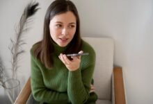 mergina kalbasi per telefoną su DI