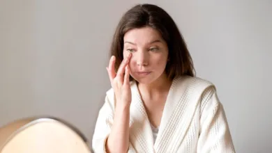 mergina laiko pirštą prie paakio