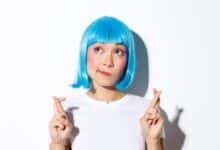 mergina mėlynais plaukais