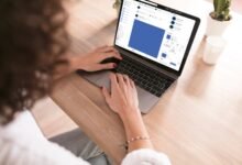 moteris prisijungusi į Facebook marketplace