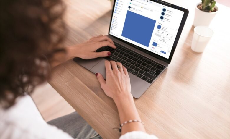 moteris prisijungusi į Facebook marketplace