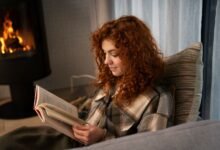 moteris skaito knygą