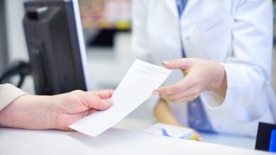 pacientė pateikia receptą vaistinėje