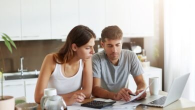 pora virtuvėje aptaria šeimos biudžetą