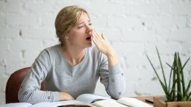 studentė pavargusi, nori miego