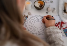 mergina piešia Zodiako ratą