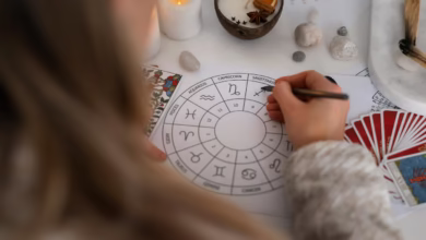 mergina piešia Zodiako ratą