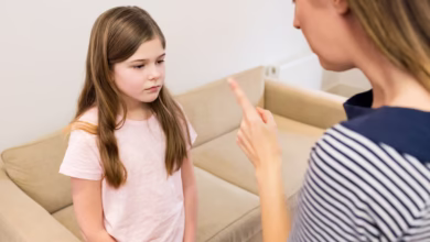 mama ramiai aiškina dukrai, ką ši blogai padarė