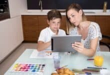 mama su vaiku tikrina el. dienyną