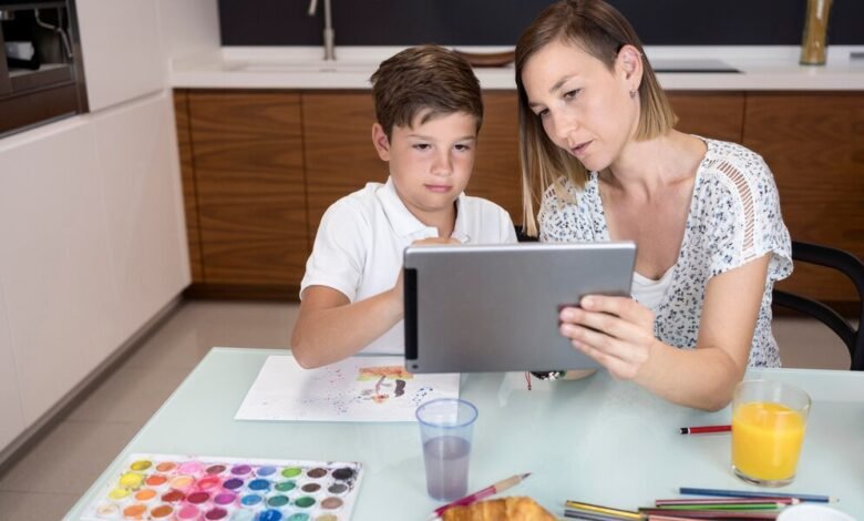 mama su vaiku tikrina el. dienyną