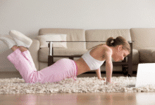 mergina sportuoja namie