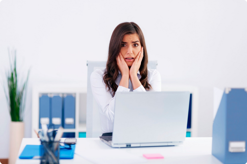 moteris darbe atrodo susinervinusi