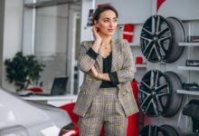 moteris auto gamykloje