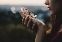 moteris gamtoje pučia pūkelius