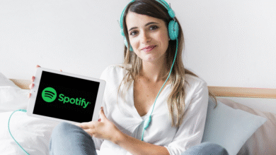 moteris klausosi muziką per spotify