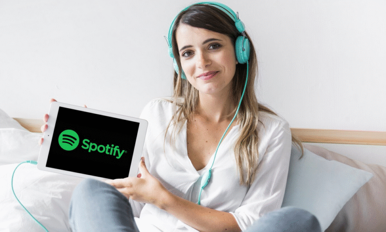 moteris klausosi muziką per spotify