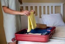 moteris krausto lagaminą