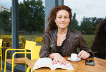 moteris virš 30 geria kavą kavinėje