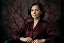 moters portretas. Ji žiūri tiesiai į objektyvą ramiu, analitiniu žvilgsniu