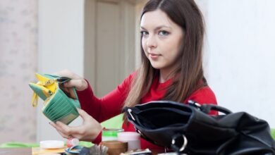 moteris laiko tuščią piniginę rankose