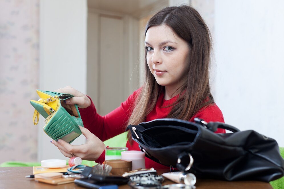 moteris laiko tuščią piniginę rankose