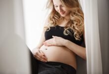 nėščia moteris glosto savo pilvą