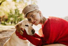 simpatiška mergina su šuinimi lauke