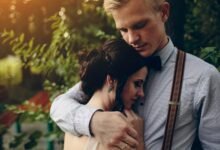 vyras apkabinęs žmoną