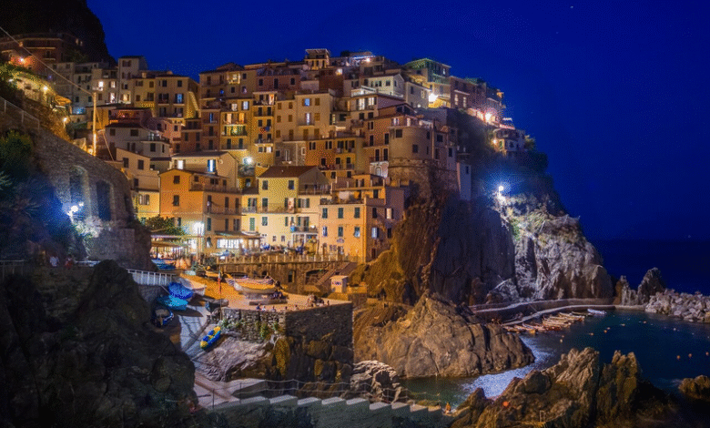 Manarola miestelis naktį Italijoje